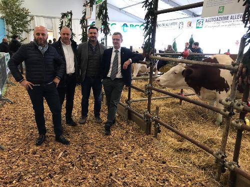 L'assessore Stefano Zannier nello stand dell'associazione allevatori del Friuli Venezia Giulia presente a Gemona 